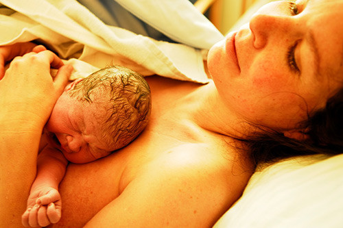 5. Sinh được một con mất một hòn máu: Một đứa con ra đời, người mẹ phải mất đi một phần sinh lực và tuổi trẻ của mình. Vì vậy, con cái phải biết ghi nhớ công sinh thành của cha mẹ. Ảnh: Eva.vn.