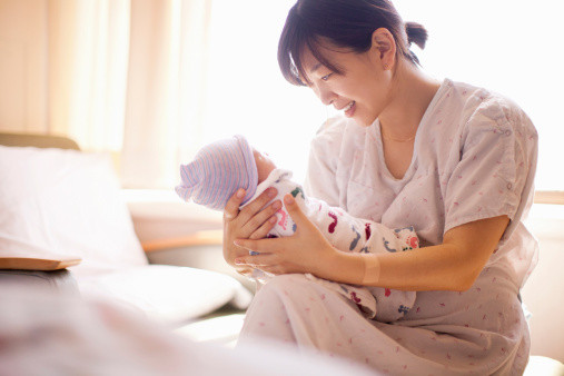2. Sinh nở có thì: Câu nói về việc sinh nở này nói đến thời điểm người phụ nữ nên sinh con, sớm quá sẽ chưa đủ sức khỏe, kinh nghiệm chăm sóc, nhưng nếu muộn quá (ngoài 30 mới sinh con lần đầu) sẽ gặp phải những trục trặc về nội tiết. Còn nếu thích hợp nhất là từ 22 - 33 tuổi. Ảnh: phunutoday.com.