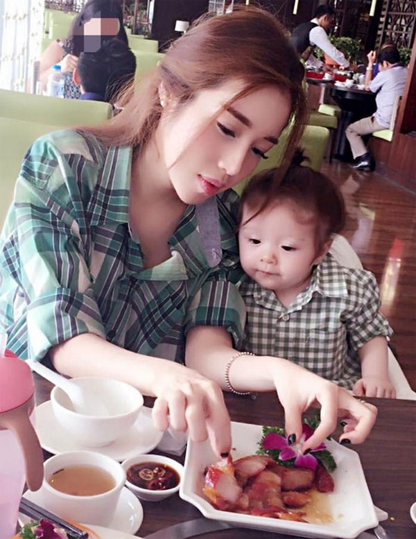 9. Gái một con trông mòn con mắt: Phụ nữ sau khi sinh đứa con đầu lòng thường biết cách chăm sóc lại bản thân, đẻ xong như "cua lột", mọi thứ thay đổi, làn da, mái tóc, nội tiết. Vì vậy, người phụ nữ sẽ đẹp hơn, mặn mà, cuốn hút hơn. Ảnh: htfashion.com.vn.