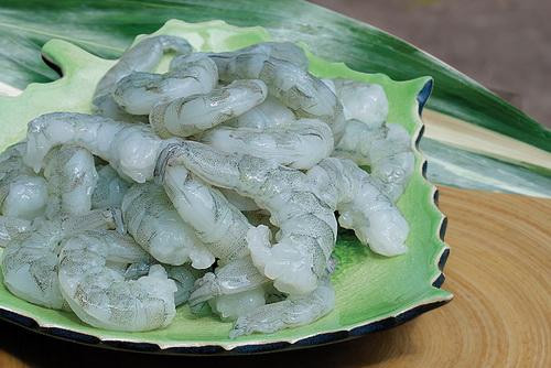 3. Tôm xào hạnh nhân. Nguyên liệu: Tôm sú, ớt chuông, hạnh nhân, hành tây, nấm đông cô, gia vị. Tôm sú lột vỏ chừa đuôi, khứa dọc lưng, rút bỏ chỉ đen, ướp 1 muỗng càphê hạt nêm, ít tiêu. Ớt chuông, hành tây, nấm đông cô cắt hạt lựu cỡ ngón tay.