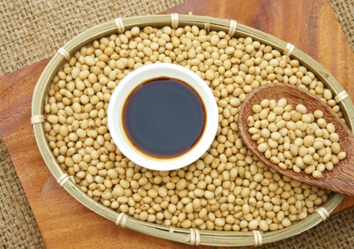 Tương đen. Nguyên liệu gồm đậu nành, nước tương, đường, muối, đậu nành rang đã xay. Đầu tiên ngâm đậu nành qua đêm để hạt nở mềm. Sau khi ngâm đem nấu đậu khoảng 2 giờ đồng hồ. Đổ đậu ra rổ trộn cùng phần đậu nành rang đã xay. Ảnh: Lamchame.