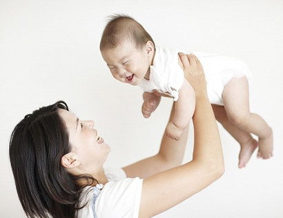 Nghiêm trọng hơn sẽ dẫn đến những cái chết vô cùng thương tâm cho bé. Điển hình như vào năm 2012, một người cha ở tỉnh Ninh Ba, Trung Quốc đã chơi trò tung hứng cùng cô con gái của mình. Đến lần ném thứ 3, ông bố đã không đỡ kịp khiến cô con gái rơi thẳng xuống nền xi măng và chết trước khi được đưa đến bệnh viện. Ảnh: thuocdangianhay.com.