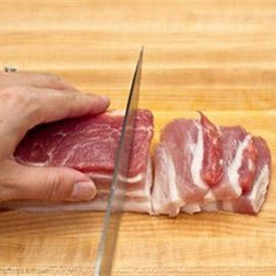 3. Thịt lợn rán lá móc mật. Nguyên liệu: Thịt ba chỉ, lá móc mật, tăm nhọn, ngũ vị hương, sả, tỏi, hành khô, nước mắm, hạt tiêu, mì chính, gia vị, đường, dầu ăn. Ảnh: cooky.vn.
