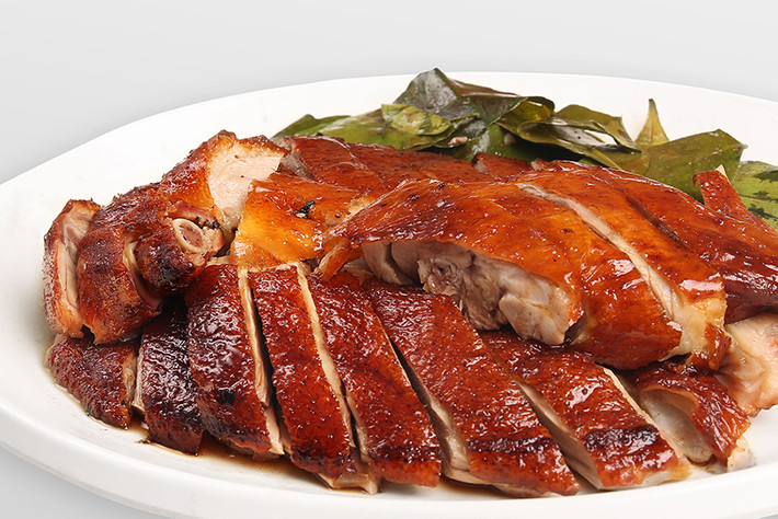 Lấy que nhọn chọc vào da con lợn để bì không bị nứt trong khi quay. Khi lợn chín tới, dùng vải thấm nước lã lau qua mình con lợn một lượt rồi quạt lửa thật mạnh để cho bì lợn phồng lên. Ảnh: macmat.org.