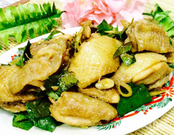 Khi thịt gà đã chín mềm và cạn gần hết nước rim, nêm nếm lại. Cho nốt chỗ lá mắc mật còn bớt lại ở trên vào rang cùng thịt gà cho đến khi lá mắc mật chín tái, nước trong chảo cạn hết và hơi keo lại dậy mùi thơm. Ảnh: Emdep.vn.