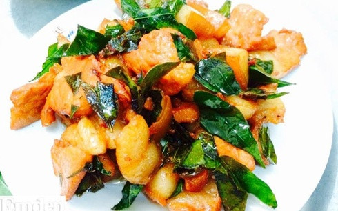 Khi thịt gần chín cho lá móc mật vào xào cùng. Đến khi miếng thịt săn lại, dậy mùi thơm lá móc mật là thịt đã chín. Tắt bếp và dùng với cơm nóng. Ảnh: haiman.vn.