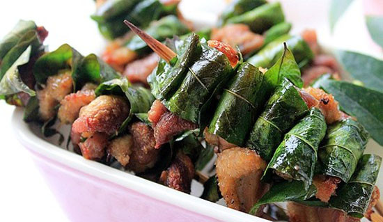 Mỗi miếng thịt vịt cuộn từ 1- 2 lá móc mật rồi dùng que tre xiên vào giữa, cứ làm như thế cho đến khi đầy que xiên. Nướng thịt trên than hồng. Khi nướng, phết dầu ăn lên từng xiên thịt. Đảo tay liên tục để thịt không bị cháy. Khi nào phần thịt và lá se lại, xém vàng là thịt đạt yêu cầu. Ảnh: toinayangi.vn.