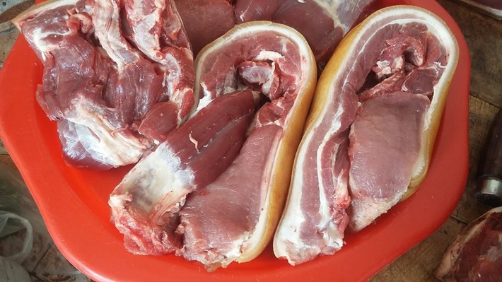 Đợi khoảng 30 phút cho gia vị thấm đều vào thịt lợn mán. Lá móc mật rửa sạch, để ráo. Bắc chảo lên, cho mỡ vào chảo, đợi nóng già rồi chút phần thịt lợn ướp gia vị vào xào. Đảo đều tay trên lửa vừa. Ảnh: nongsanhoabinh.net.