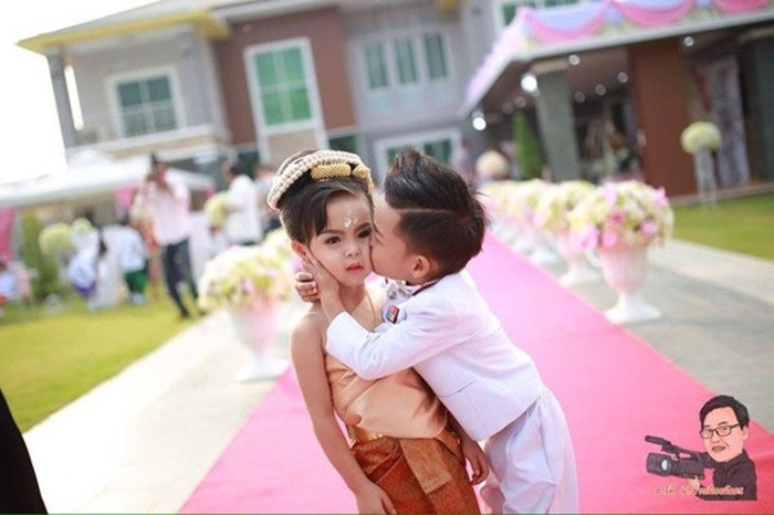 Vì thế, cha mẹ đã tổ chức lễ cưới để chứng tỏ cho thần linh thấy, đôi trẻ vẫn khỏe mạnh, sống tốt và yêu thương nhau. Lễ cưới đã theo đúng nghi thức truyền thống. Chú rể mang rất nhiều quà cưới, tiền mặt, trang sức có giá trị (tổng quà cưới lên đến 2 tỷ đồng) đến cầu hôn cô dâu. Ảnh: Yantv.
