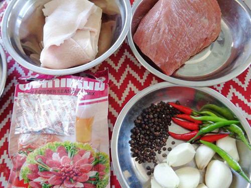 1. Nem chua. Nguyên liệu: Thịt lợn, bì lợn, tiêu hạt giã to, bột tiêu, đường, nước mắm, bột nêm, tỏi băm, ớt, gia vị làm nem chua. Bì lợn cạo rửa sạch, luộc chín với sả đập dập, hành tây và hoa hồi, vớt ra ngâm nước đá, bỏ hết phần mỡ rồi thái sợi nhỏ. Ảnh: bep360.net.