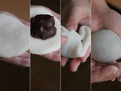 Trộn đều bột nếp, đường và nước trong 1 tô lớn cho đến khi thành 1 hỗn hợp đồng nhất. Nếu bạn muốn vỏ bánh có nhiều màu sắc bắt mắt thì có thể cho thêm màu thực phẩm vào nước. Cho tô bột vào nồi hấp cho đến khi hỗn hợp bột sánh dẻo lại. Phủ đều 1 lớp 1 bột năng lên thớt, nhúng ướt tay để bột không dính vào tay. Ảnh: 7monngonmoingay.com.