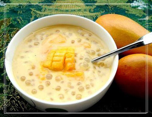 Cho hỗn hợp sữa và nước cốt dừa, thêm một bát con nước lọc nữa vào đun sôi. Cho thêm đường vào đun cùng. Khi nước sữa sôi, cho xoài đã xay nhuyễn, hạt trân châu vào, khuấy đều tay. Cho phần xoài đã cắt nhỏ vào đun cùng. Nêm nếm cho vừa miệng. Nồi chè sôi trở lại là có thể tắt bếp. Ảnh: Amthuc365.vn.