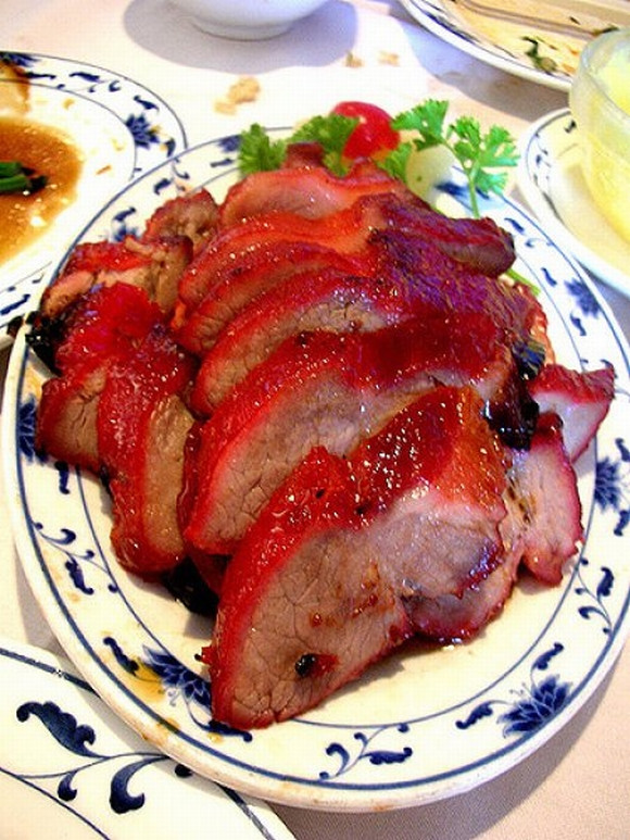Bắc chảo lên bếp, cho dầu vào và chiên thịt cho rám mặt rồi cho khoảng 1 chén nước dừa tươi vào, nấu với lửa lớn cho đến khi cạn nước và thịt bắt đầu tươm mỡ là được. Xắt thịt thành lát mỏng, dọn ăn kèm cơm, bánh mì hoặc cuốn với rau sống, bánh tráng. Ảnh: NiemDamMe.com.vn.