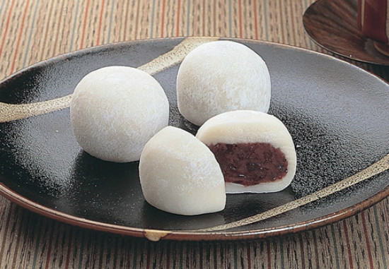 Lăn bột thành hình cây dài rồi dùng dao cắt ra thành nhiều phần nhỏ. Thoa 1 ít bột năng lên tay, lấy từng phần bột vừa cắt, cán dẹp rồi cho nhân đậu đỏ vào vo tròn lại. Bánh sau khi nặn xong đã có thể ăn ngay. Ảnh: lambanh365.com.