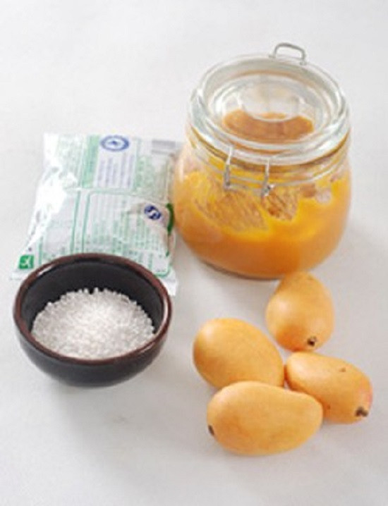2. Món chè xoài. Nguyên liệu: Xoài chín, trân châu khô, nước cốt dừa, sữa tươi, đường. Ngâm trân châu khô vào nước lọc 1 tiếng cho mềm. Xoài cắt thành những miếng vuông nhỏ, cho vào tủ lạnh. Trộn nước cốt dừa với sữa tươi. Bắc nồi nước đang ngâm trân châu lên luộc chín. Ảnh: toinayangi.vn.