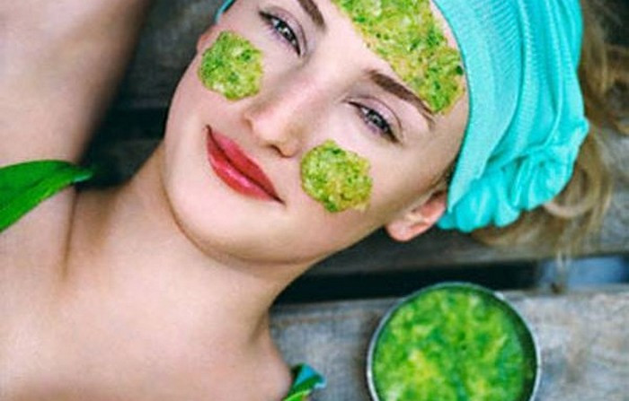 Mặt nạ vùng hai bên má. Đây là vùng tiếp xúc nhiều ánh nắng mặt trời nên rất hay bị sạm và tàn nhang. Vùng da này cần nhất là những loại mặt nạ có nhiều vitamin C, chất chống oxy hóa để đánh bay những vùng bị sạm và nám.