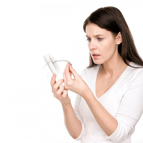 Trong quá trình chữa bệnh rụng tóc bằng bài thuốc trên, chú ý không chải tóc quá nhiều, khi ra nắng cần đội nón để hạn chế tóc tiếp xúc với tia cực tím trong ánh nắng mặt trời. Ảnh: myphamthaolinh.com.
