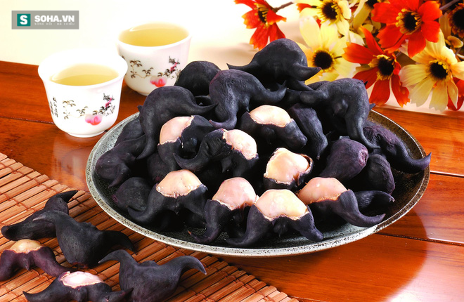 3. Món ấu chiên. Nguyên liệu: Củ ấu, xà lách, súp xốt dâu tây, trứng gà, bột xù, muối, tiêu, bột mì, cà chua, dầu ăn. Củ ấu lột sạch vỏ ngoài, rửa lại cho sạch. Cho toàn bộ của ấu vào tô, ướp với chút muối và 1 muỗng cà phê tiêu xay. Ảnh: nutrifresh.vn.