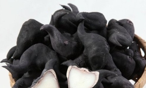 2. Củ ấu hầm gà. Nguyên liệu: Củ ấu, hành tây, húng tây, rượu vang đỏ, cà rốt, cần tây, lá bay, bột mì, tiêu, muối, cà chua. Đùi gà rửa sạch, ướp muối, tiêu. Chiên vàng chiên vàng, khử với rượu vang đỏ, để riêng một bên. Ảnh: huongdan.org.