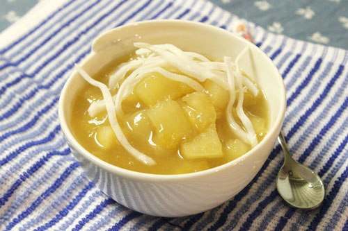 Bắc nồi nước nóng, cho đường vào nấu tan rồi cho rong biển vào nấu sôi. Thả tiếp hạt sen và củ ấu vào nấu sôi tăm, bắc xuống, múc ra bát và thưởng thức. Ảnh: gocnoitro.net.