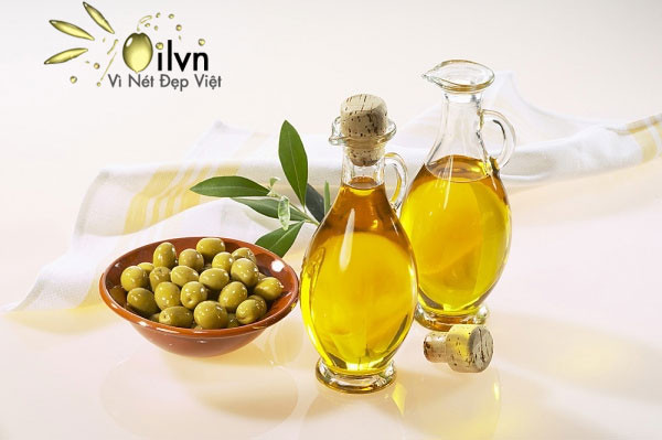 2. Dầu ôliu hoặc dầu oliu kết hợp nước chanh. Tác dụng: Hiệu quả với những bạn có móng tay mỏng, yếu và dễ gãy. Ngâm chúng trong dầu oliu khoảng 10-15 phút mỗi ngày, liên tục trong 1 tháng. Sau đó, bạn có thể giãn khoảng cách khoảng 2 lần/tuần. Ảnh: Oilvn.com.