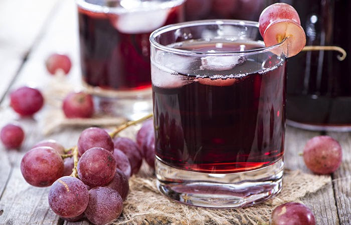 8. Nước ép nho chua. Tác dụng: Giúp móng sáng bóng, khỏe đẹp. Đối với phương pháp này, bạn nên dùng những quả mọng chà móng tay và vùng da xung quanh móng. Ảnh: trinamda.net.