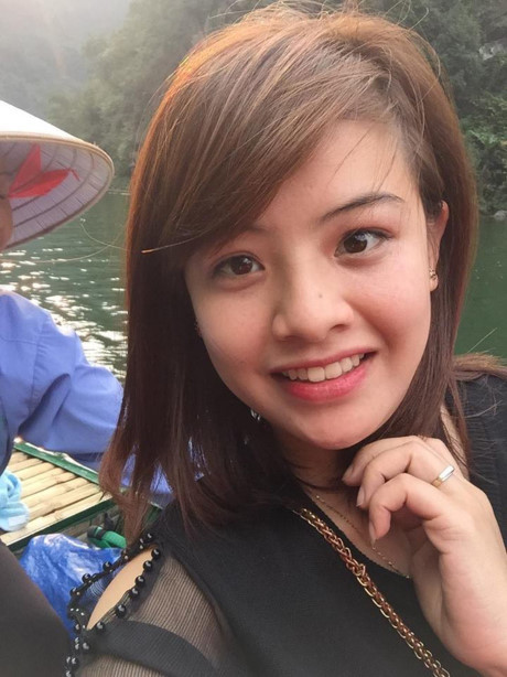Được mẹ chồng dắt đi mua vàng. Cách đây vài ngày, một nàng dâu trẻ ở Hưng Yên đã làm bao nhiêu cô gái khác "thổn thức" vì có mẹ chồng siêu tuyệt vời, tâm lý đến mức đi ăn cỗ cũng giúp con dâu "trốn" rửa bát. Càng đáng ghen tị hơn khi cô gái tiếp tục khoe rằng, mẹ chồng thương quý con dâu như con đẻ, mua 3 chỉ vàng thì dúi con dâu 2 chỉ. Ảnh: Khampha.