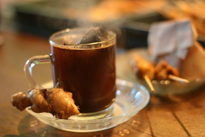 Nhiều người nhận xét, cà phê có vị giống cà phê Java nổi tiếng của đất nước này, nhưng có người lại cho rằng nó giống vị caramen bởi than nóng làm cháy đường bên trong tách cà phê.