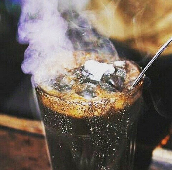Loại hình cà phê này có tên gọi là “Kopi Joss” và nó được sáng tạo trong những năm 1960. Nguyên nhân bắt đầu từ việc chủ quán cà phê bị những cơn đau dạ dày hành hạ. Khi nhìn những viên than đỏ rực đang đun nước sôi ùng ục, ông lóe ra ý tưởng mới.