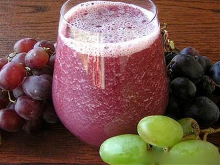 Trong nho cũng có nhiều hàm lượng vitamin, ngăn ngừa hiện tượng xệ ngực hay biến dạng ngực. Dùng sinh tố này chỉ một thời gian ngắn thôi vòng 1 của bạn sẽ được cải thiện đáng kể. Ảnh: Goclamdep.