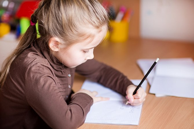Theo một cách nào đó, người thuận tay trái thông minh hơn. Lý do là bởi họ có thể xử lý thông tin hỗn loạn, không có trật tự một cách dễ dàng hơn. Từ khi lớn lên trong bụng mẹ, não của họ đã phát triển khác thường, trở thành một người bạn đắc lực trong các công việc trí óc. Ảnh: VnReview.vn.