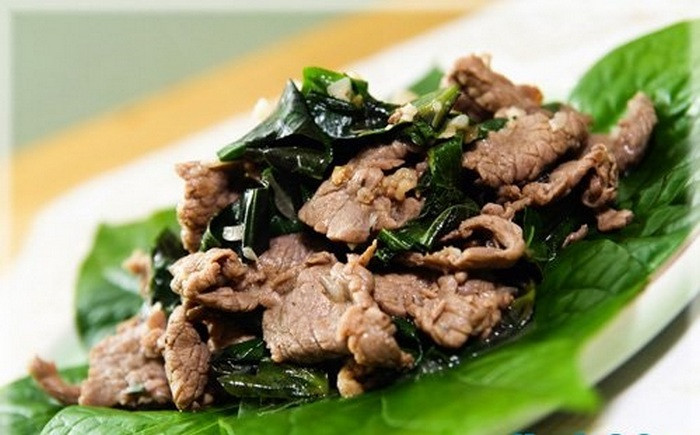 Lá lốt. Người bị đau lưng nên làm món thịt bò xào lá lốt. Chuẩn bị 100g thịt bò và 50-70g lá lốt. Thịt bò ướp gia vị xào chín tái rồi thái lá lốt bỏ vào đảo đều vài phút. Nên ăn 2-3 lần/tuần. Ăn kèm với cơm rất ngon và tác khá tốt với người đau lưng khi trái nắng trở trời. Ảnh: Mon9.