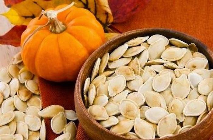 Hạt bí ngô. Dùng 40g hạt bí ngô, 30g đậu đỏ, 20g lá cây lạc, 3g gừng khô sắc làm thuốc uống. Uống thuốc chữa đau lưng mỗi ngày một thang, chia ra 3 lần uống. Ảnh: Suckhoegiadinh.