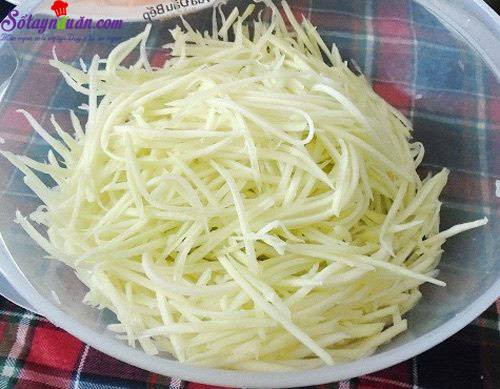 5. Cùi dưa hấu xào chay: Gọt vỏ dưa, rửa sạch rồi cắt thành từng miếng nhỏ hoặc thái sợi. Cho vào chảo một ít mỡ, phi thơm hành khô rồi thả vỏ dưa vào, nêm gia vị vừa ăn, xào qua rồi bắc ra. Ảnh: sotaynauan.com.