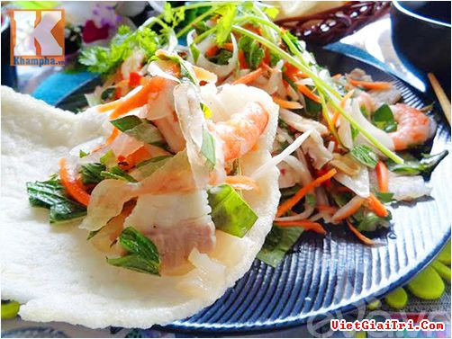 4. Cùi dưa hấu xào thịt. Vỏ dưa cạo bỏ lớp vỏ bên ngoài, cắt chéo thành từng miếng. Sau đó, đun sôi mỡ, thêm gừng, tỏi, hành, phi thơm cho thịt vào xào cháy cạnh, cho tiếp vỏ dưa hấu vào, nêm gia vị, đảo đều tới khi chín. Cuối cùng, thêm ít mì chính là được. Ảnh: Vietgiaitri.com.