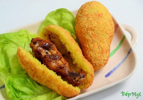 Dùng cây cán bột hay muỗng lớn cán xôi là thành một lớp mỏng. Cho đùi gà lên trên miếng xôi đã được cán và bao đùi gà lại. Bóp mạnh tay để xôi được nén chặt hơn. Dầu thật nóng thì cho những cái đùi gà bó xôi và chiên với lửa vừa, thấy đùi vàng đều thì vớt ra là được. Ăn kèm tương ớt rất ngon. Ảnh: BepGiaDinh.com.