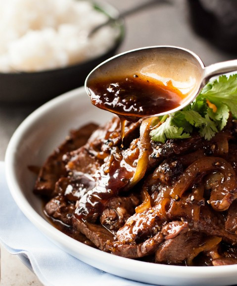 Sốt tiêu đen. Nguyên liệu cần: Tiêu đen, dầu hào, 1 thìa cà phê rượu trắng- 1/2 thìa canh giấm, 1/2 thìa canh nước tương (xì dầu), một ít bột bắp hoặc bột năng, hành, tỏi, gừng, cà chua. Chia tiêu làm 2 phần: một phần xay mịn, một phần thì đập dập thành hạt nhỏ, không để bị nát. Cà chua rửa sạch, xắt miếng hạt lựu. Tỏi tép băm nhỏ, gừng đem thái sợi. Ảnh: Vaobepcungban.