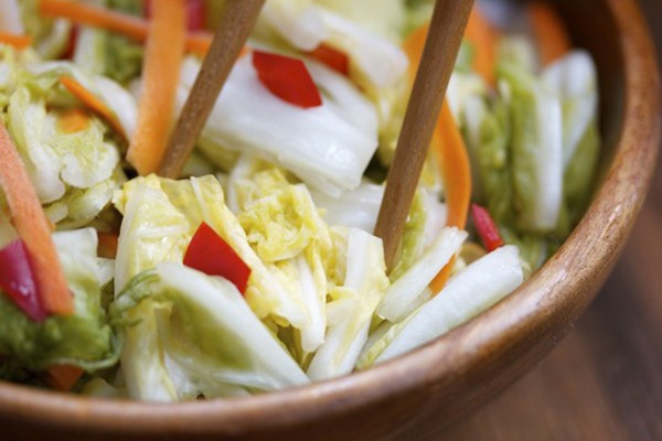 Dùng tay vắt kiệt nước cải thảo. Cho cải thảo, tỏi, gừng, tương ớt, đường trắng, giấm, hành lá vào tô, trộn đều. Cuối cùng chỉ việc cho vào hũ thủy tinh, đậy kín nắp và để nơi thoáng mát khoảng 1 ngày có thể dùng được. Ảnh: Mecuben.com.