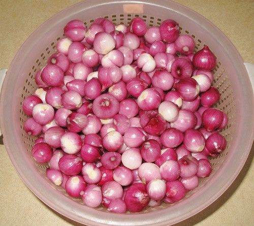 8. Muối dưa hành tím. Nguyên liệu: Hành tím, đường, muối, giấm. Hành tím mua về ngâm trong nước vo gạo, sau đó bóc sạch vỏ hành và rửa qua bằng nước lạnh, để ráo. Pha hỗn hợp gồm: 1 lít nước lọc, đường, giấm, muối và đun sôi. Khi hỗn hợp sôi thì tắt bếp và để nguội.