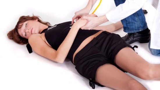 1. Lá mơ lông tím phòng co giật. Lấy khoảng 15-60g lá mơ lông rửa sạch, cho vào cối giã nát, vắt lấy nước cốt cho người co giật uống. Chắc chắn người bệnh sẽ hồi tỉnh sau khi được cấp cứu bằng nước lá mơ lông tím. Ảnh: Nattospes.vn.