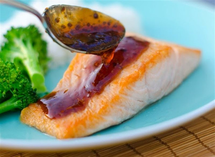 Đun sốt ở lửa vừa trong khoảng 1 phút, đến khi sốt đặc lại thì tắt bếp. Ướp đều 2 mặt cá hồi với muối. Rán cá đến khi cá 2 mặt vàng đều thì gắp ra, để cho ráo dầu. Ảnh: Cooky.vn.