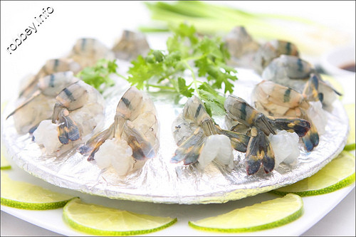 Lấy mù tạt cho ra chén cho ớt cắt, xì dầu và vắt tiếp 3 quả chanh còn lại vào. Khi thấy tôm đã tái khi nhúng chanh tiếp tục cho vào mù tạt rồi nhúng cho tôm chín là có thể ăn được. Khi ăn các bạn nên ăn cùng hành trắng. Ảnh: Saigongame.com.