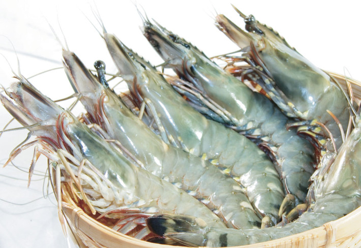 3. Tôm nướng cồn chấm mù tạt. Nguyên liệu: Tiêu xanh, hạt nêm, sa tế, dầu ăn, đường, chanh, đầu hành, nước tương, mù tạt. Bước đầu tiên ta rửa tôm cho thật sạch. Dùng cối giã nhuyễn tiêu xanh sau đó cho dầu ăn, tiêu, sa tế, đường, hạt nêm, vào bát trộn đều. Ảnh: nauanngon.vn.