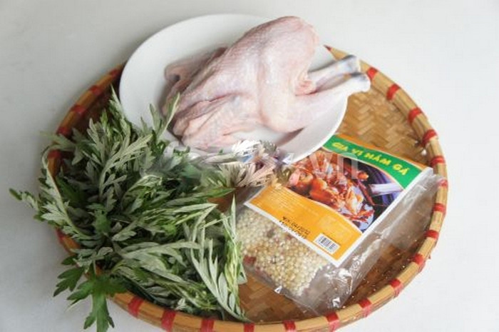 3. Gà tần thuốc bắc. Nguyên liệu gồm gà ác, bột nghệ, thuốc bắc, lá ngải, hạt nêm, nước mắm. Gà ác làm sạch, để nguyên con, ướp với 1 muỗng canh hạt nêm, 1 muỗng canh bột nghệ, 1 muỗng canh nước mắm cho thấm. Ảnh: Amthucdongtay.