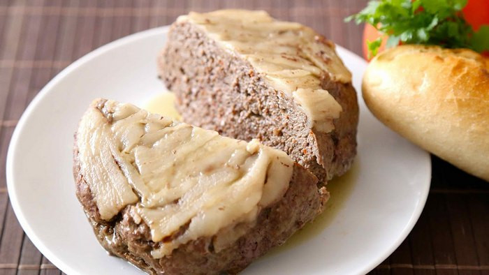 Cho ruột bánh mì đã ngâm mềm với sữa vào, đảo đều, khi gan và thịt chín nêm nếm thêm bột gia vị cho vừa miệng. Cho hỗn hợp trên vào nồi cơm điện bật nút nấu bình thường, khi nồi cơm điện nhảy nút để như thế thêm 5 phút và lấy ra xay nhuyễn là được. Ảnh: Youtube.