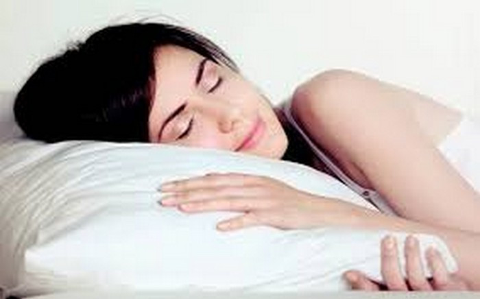 Chọn ga gối vải cotton. Cho một ngày mát mẻ, hãy chọn những loại vải nhẹ nhàng như lụa, satin hoặc cotton. Nó có trọng lượng nhẹ và thoáng khí, sẽ giúp tăng cường lượng không khí trong phòng ngủ.