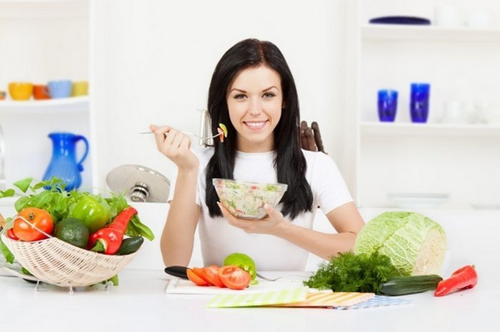 Thay đổi khẩu phần ăn. Chia khẩu phần ăn thành nhiều bữa nhỏ sẽ giúp quá trình trao đổi chất ít sinh nhiệt hơn và làm bạn mát hơn. Tránh ăn các đồ ăn gây nóng trong người, thay vào đó hãy sử dụng các loại thực phẩm giúp giải nhiệt cơ thể.