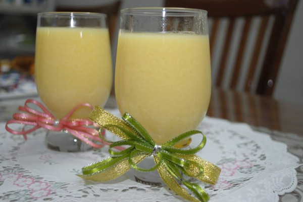 Bỏ cùi bắp và lá dứa chỉ lấy nước. Bắp đã gọt, nước luộc vào xay nhuyễn. Rây hỗn hợp nước. Nấu lên, nước lăn tăn hơi sôi thì thêm sữa đặc và sữa tươi vào là hoàn thành món sữa bắp thơm ngon. Ảnh: 2monngonmoingay.vn.