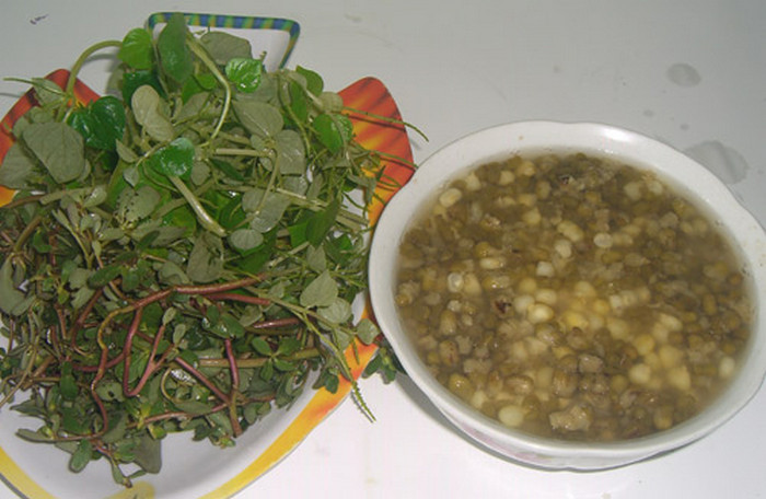 Canh đậu xanh, rau dền. Rau dền tươi 120g, đậu xanh 60g, cho thêm vài bát nước lấy 500ml để uống mỗi ngày 2 lần. Bài thuốc này không chỉ chữa tiêu chảy mà còn có thể chữa viêm mật hiệu quả. Ảnh: Thuochay.