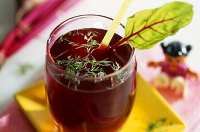Nước rau dền dại pha đường. Rau dền dại tươi dùng cả cây 500g, rửa sạch, xay sinh tố chắt nước và pha thêm chút đường trắng. Mỗi lần uống khoảng 200ml, mỗi ngày uống 3 lần. Ảnh: Caynhalavuon.